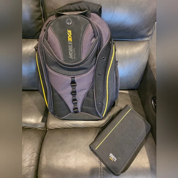 Mobile Edge Backpack with Roots CD Case - Picture 1 of 3